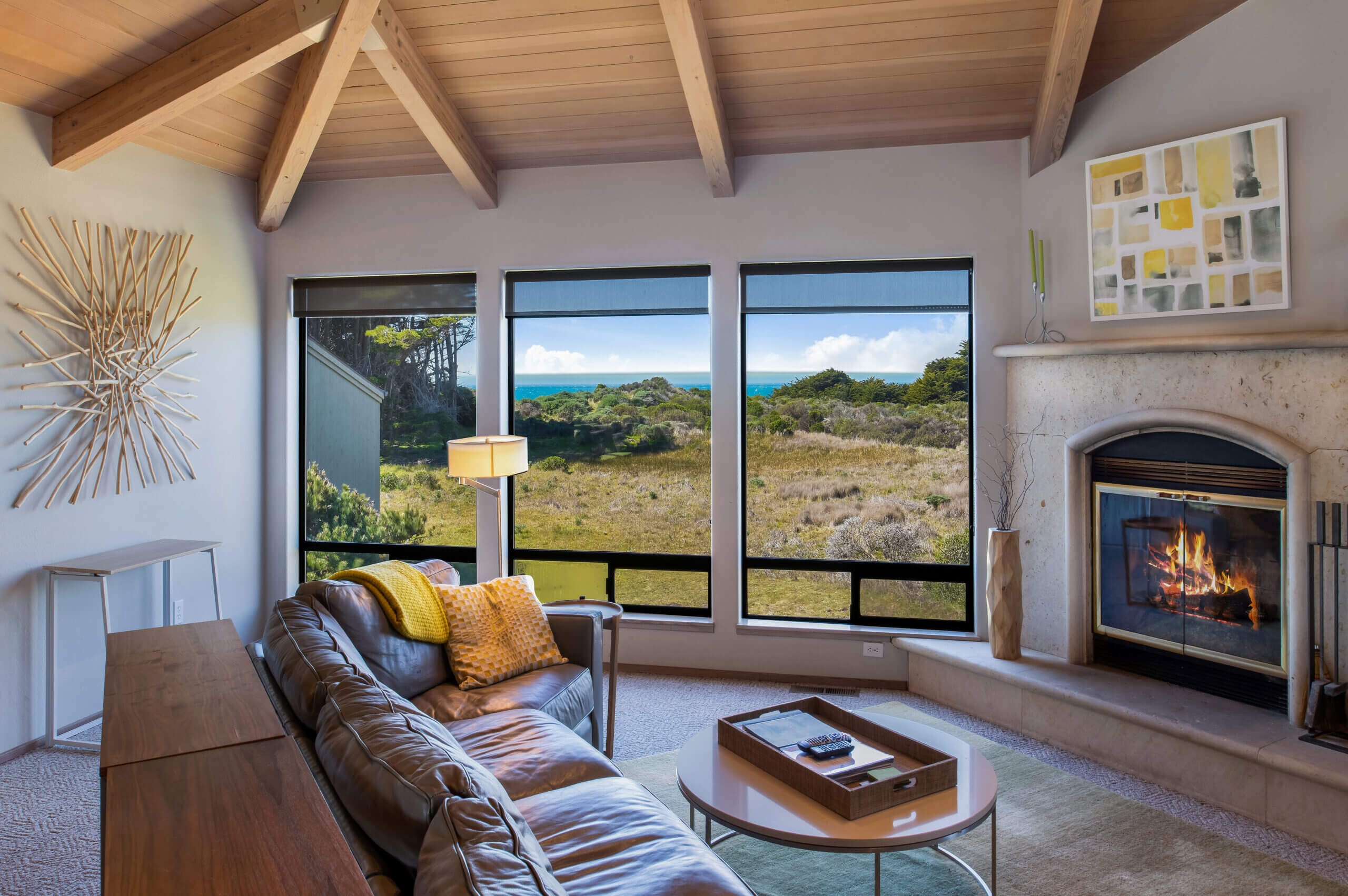 Oceanfront: Beach House livingroom1