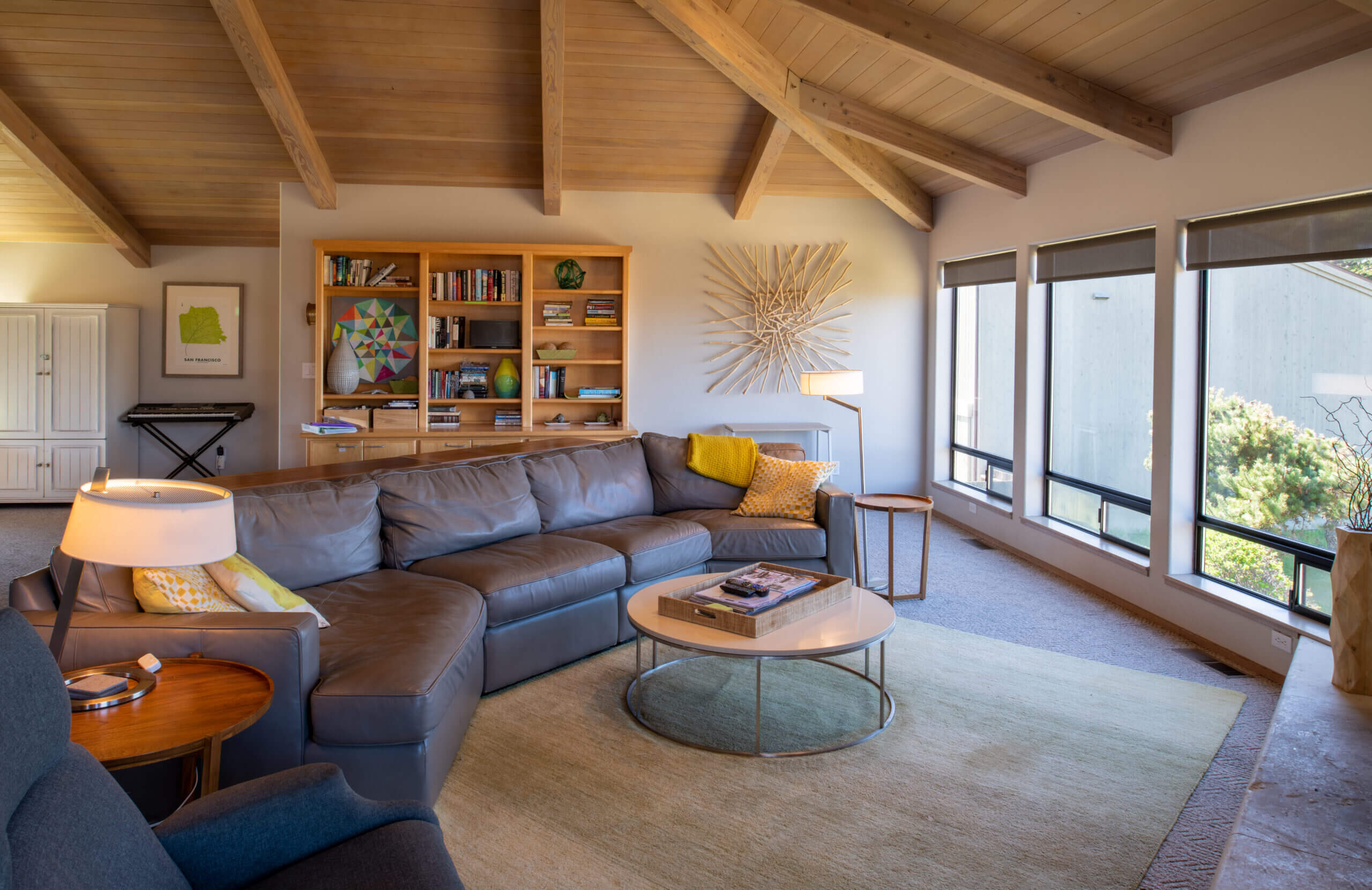 Oceanfront: Beach House livingroom2