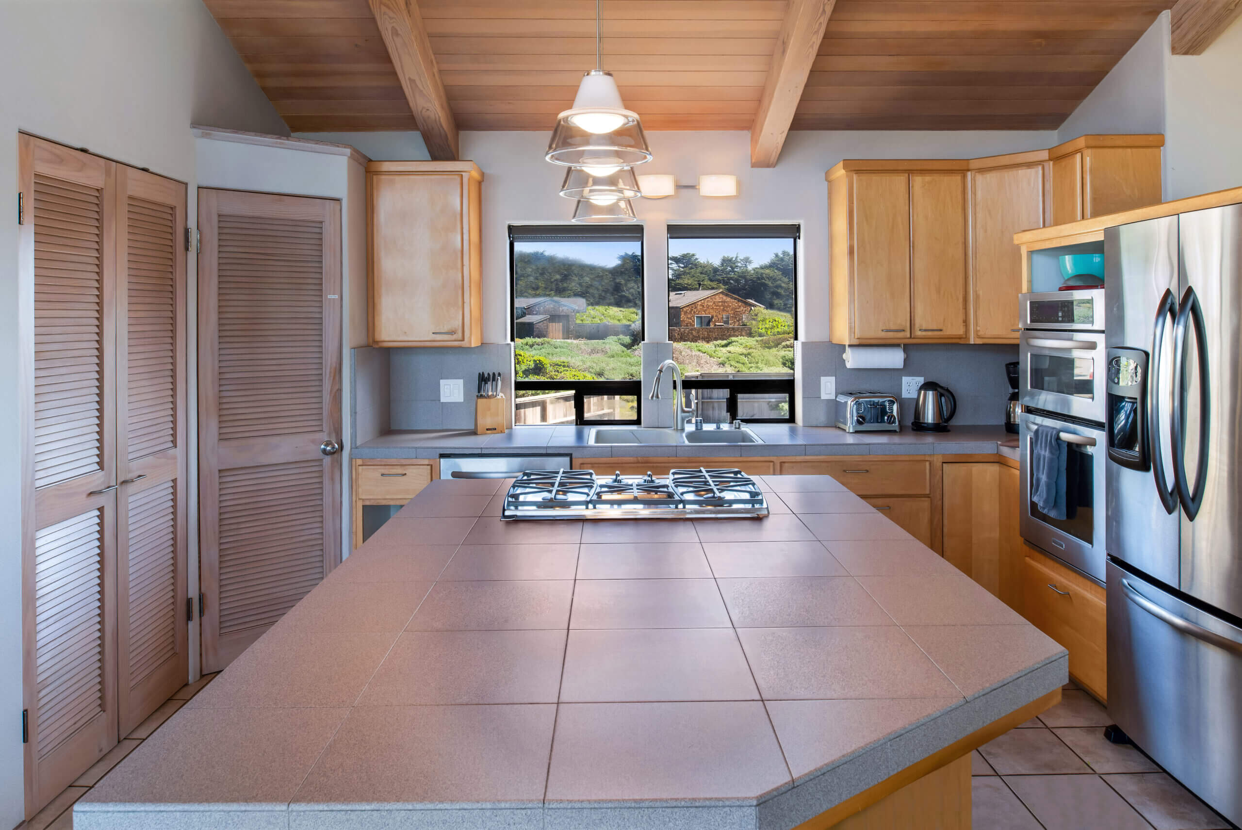 Oceanfront: Beach House kitchen2