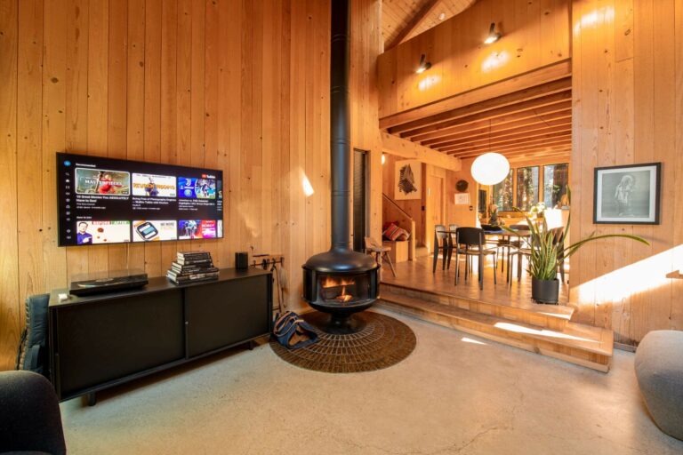Paradiso - bright spacious living room with tv, detached wood stove and view of dining room